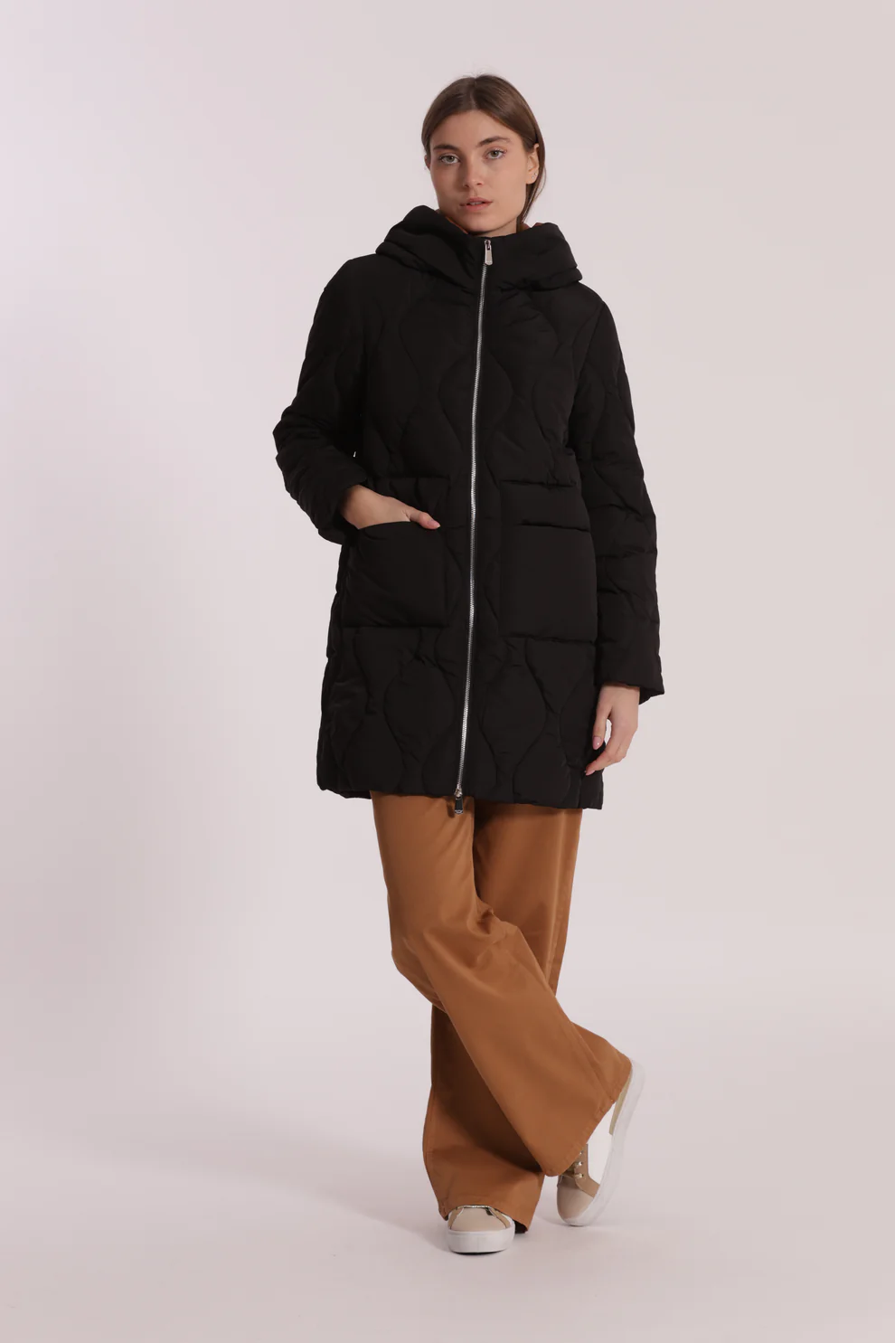 Casaco acolchoado preto feminino com capuz e fecho de correr frontal