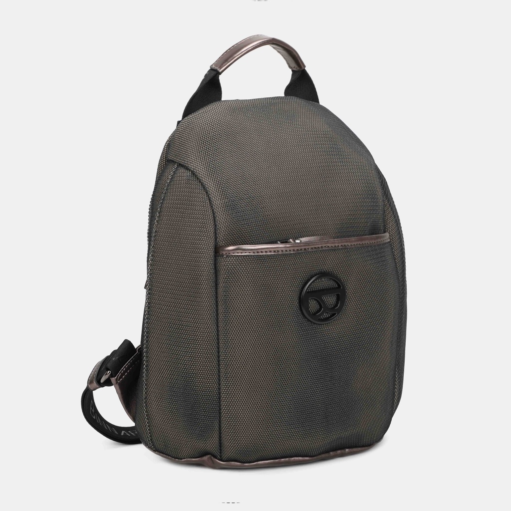 Mochila castanho escuro com detalhes brilhantes e logo preto