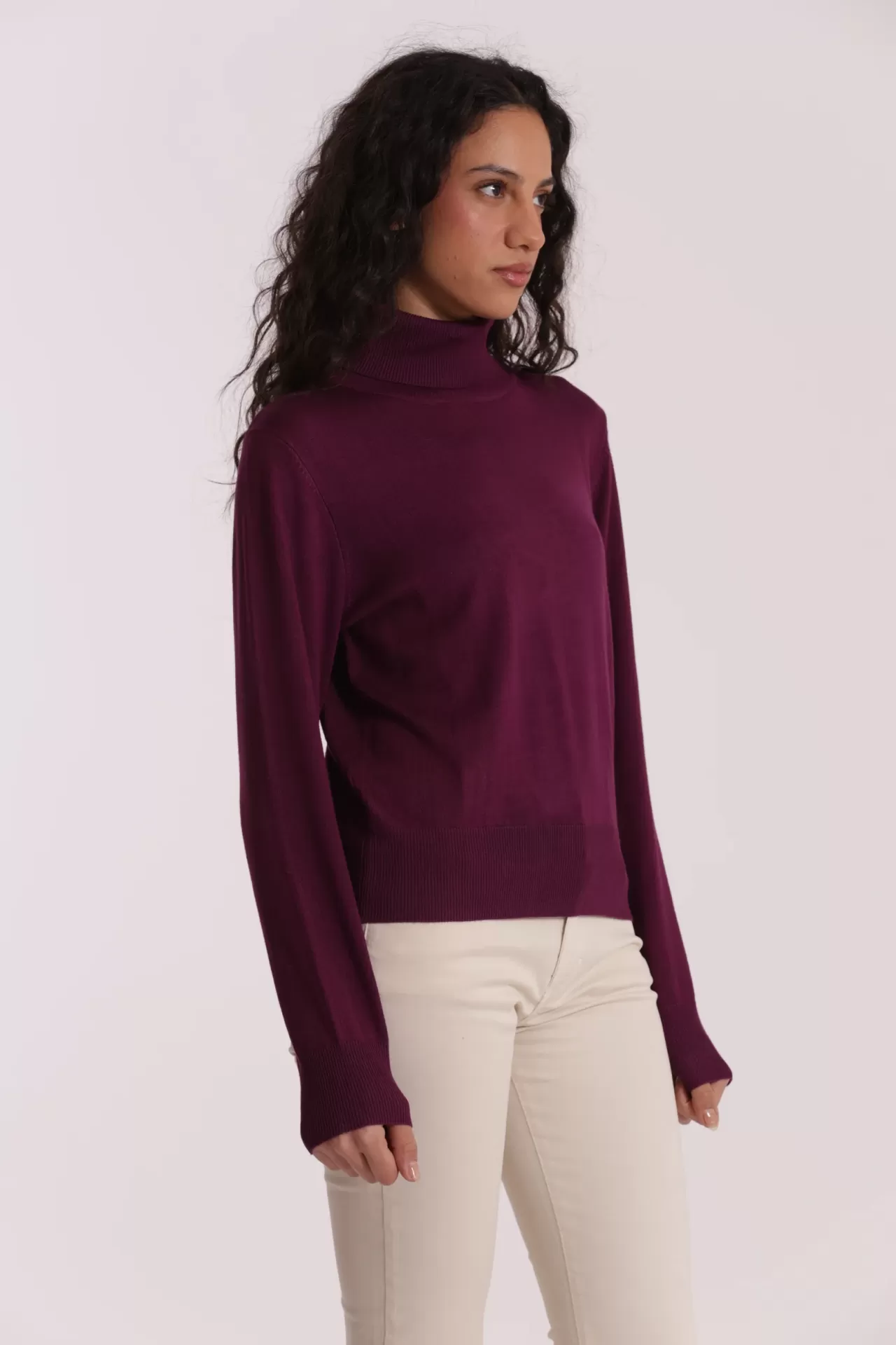 Camisola roxa de gola alta com punhos e cós acanalados