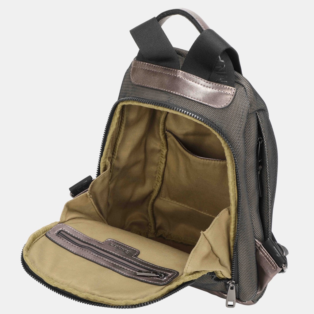 Mochila pequena cinza com interior castanho claro e fecho de correr aberta