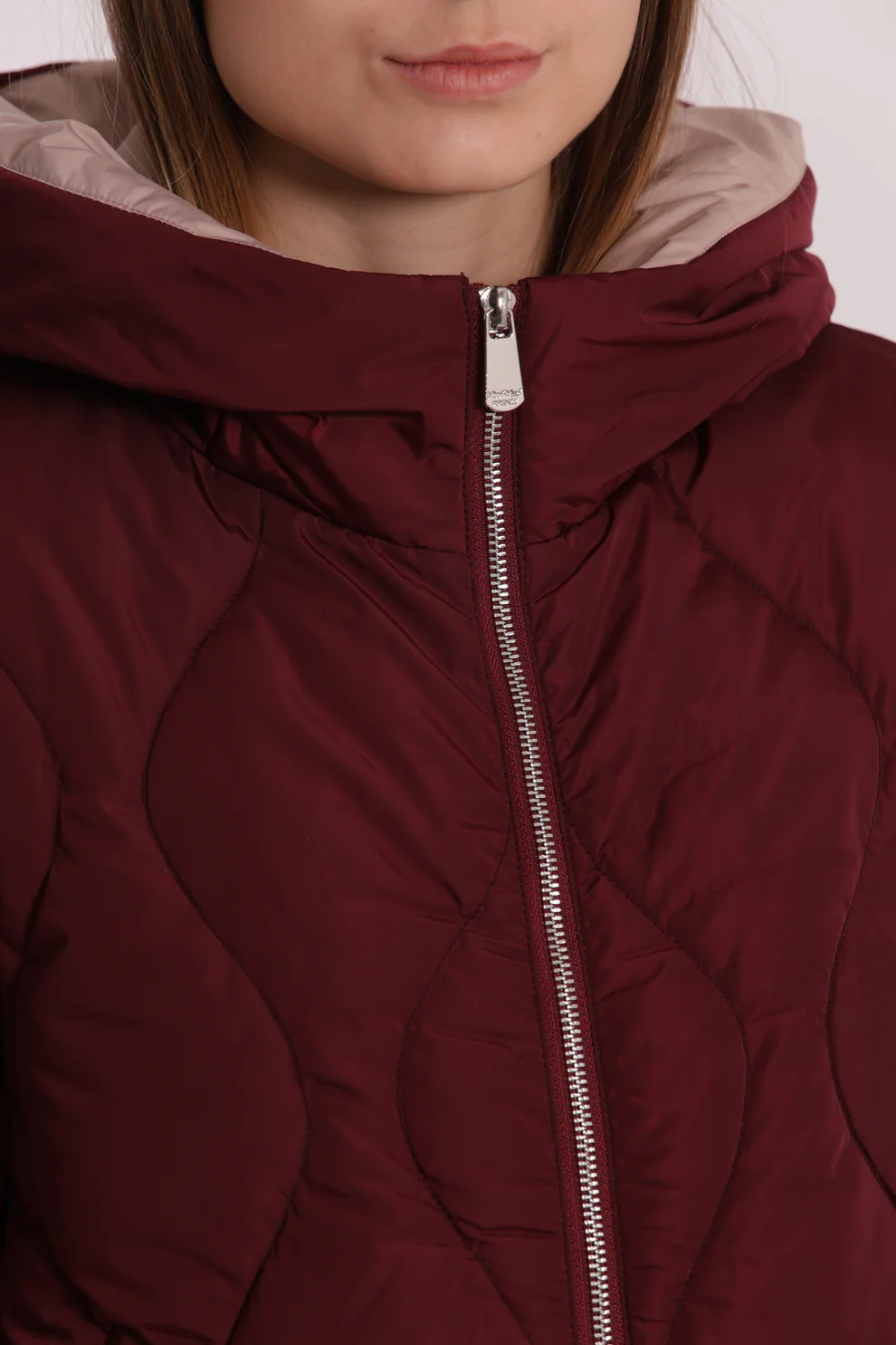 Casaco acolchoado vinho com fecho prateado e capuz bege