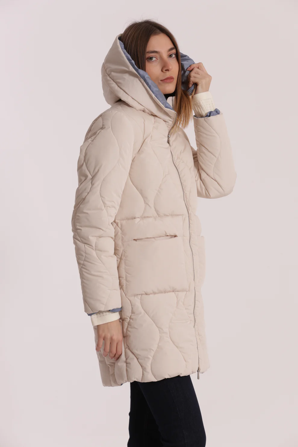 Casaco acolchoado bege com capuz e bolso frontal