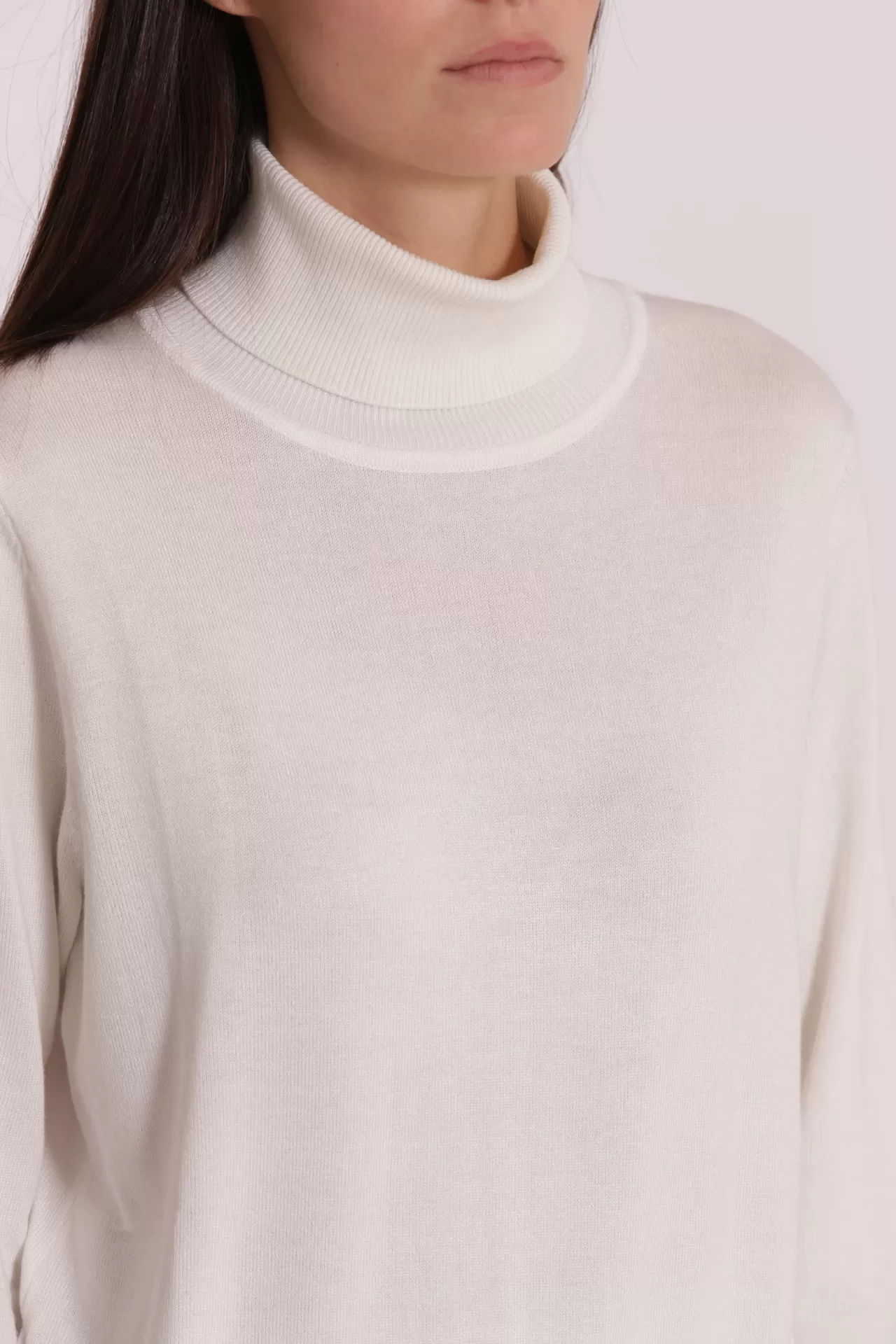 Camisola de gola alta branca feminina em tecido tricotado.