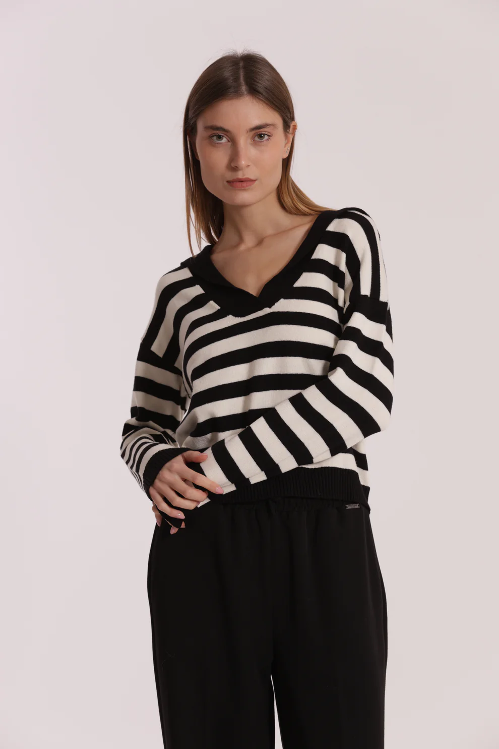 Camisola riscada preta e branca e calças pretas