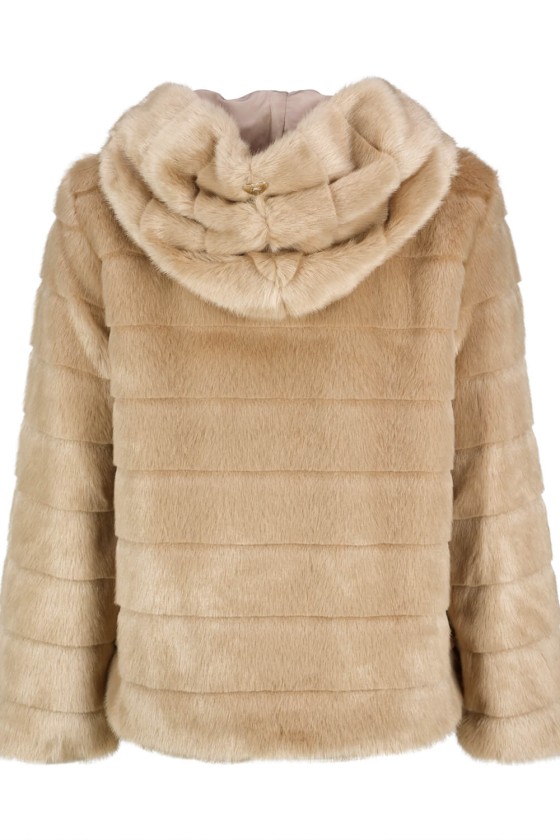 Casaco de pele sintética bege com capuz visto de costas