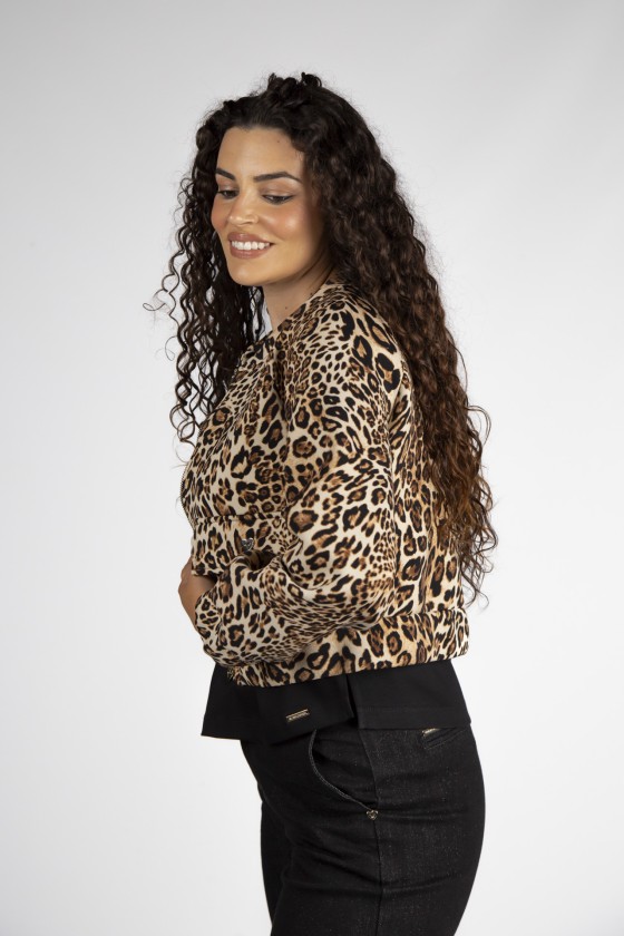 Mulher de perfil com casaco de padrão de pele de leopardo e calças pretas