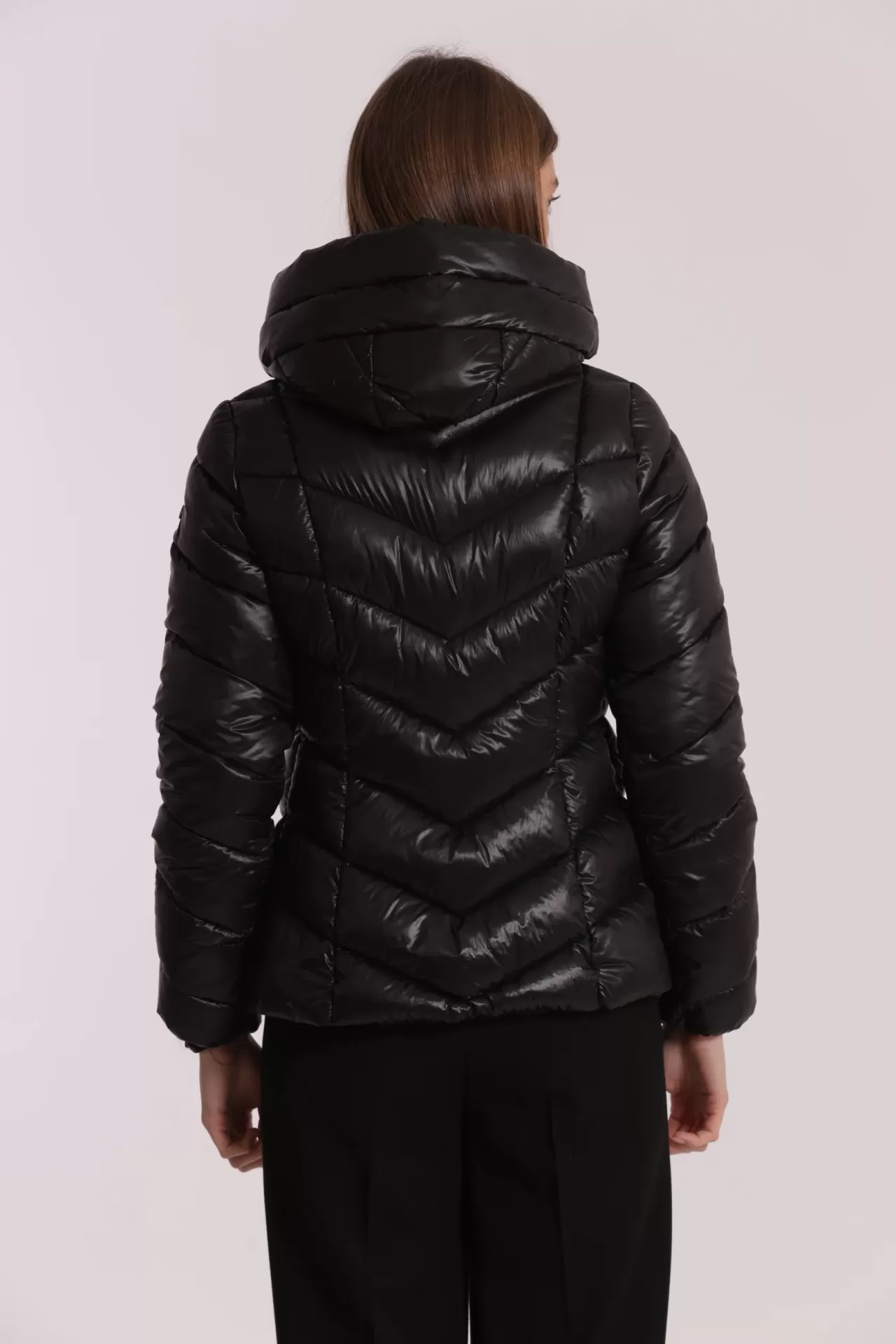 Casaco acolchoado preto com capuz visto de costas