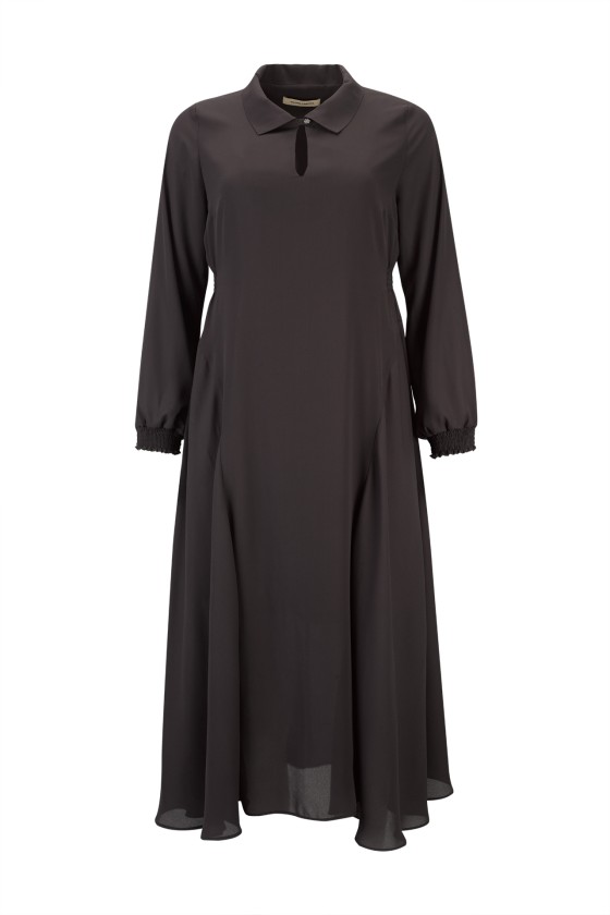 Vestido comprido preto com gola polo e mangas longas com punhos elásticos