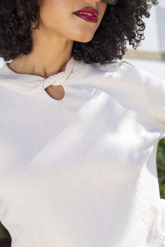 Camisola creme de malha com pequena abertura torcido na gola