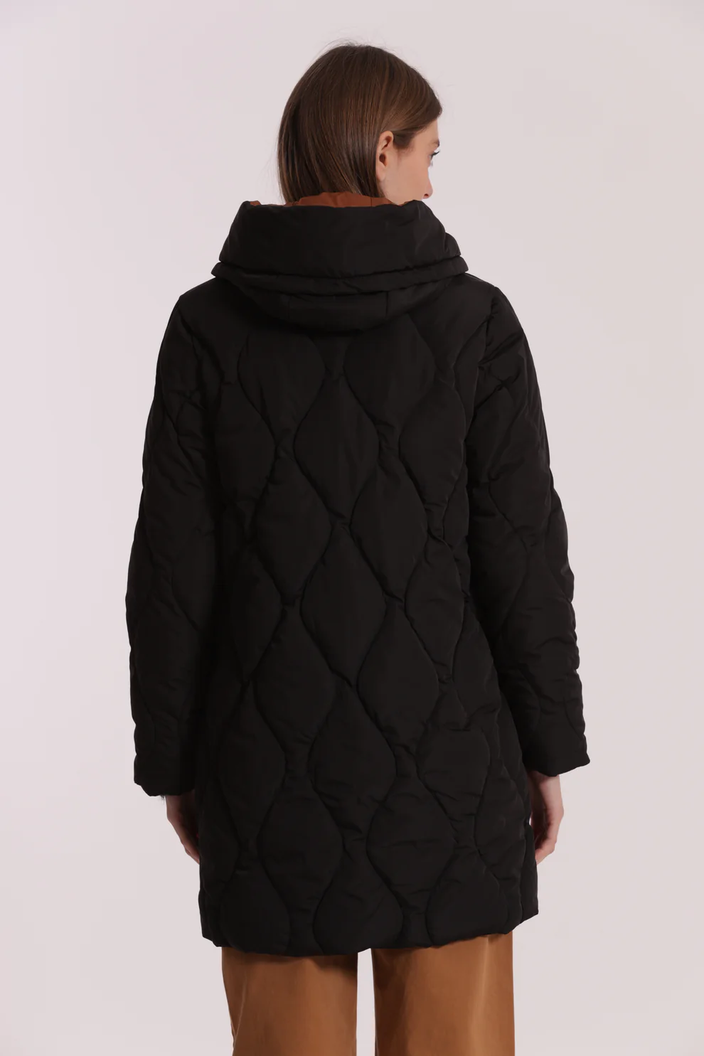 Casaco preto acolchoado com capucho visto de costas.