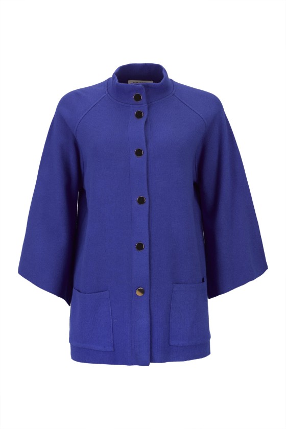 Casaco de malha azul royal com botões e gola alta