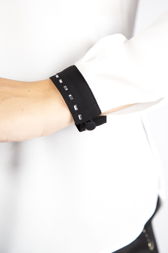 Punho preto com cristais quadrados e botão em manga de camisa branca
