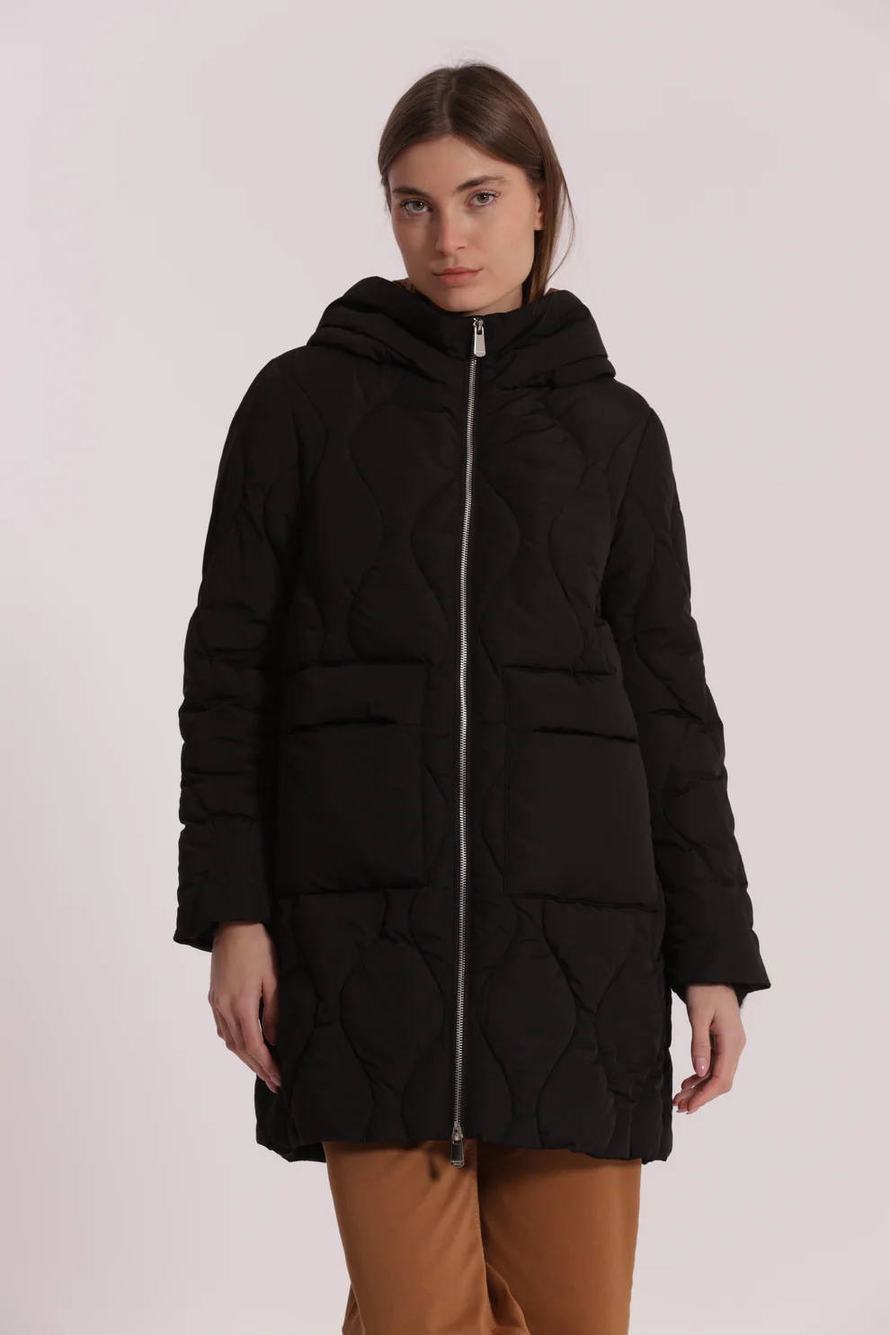 Casaco acolchoado preto com capuz e fecho metálico