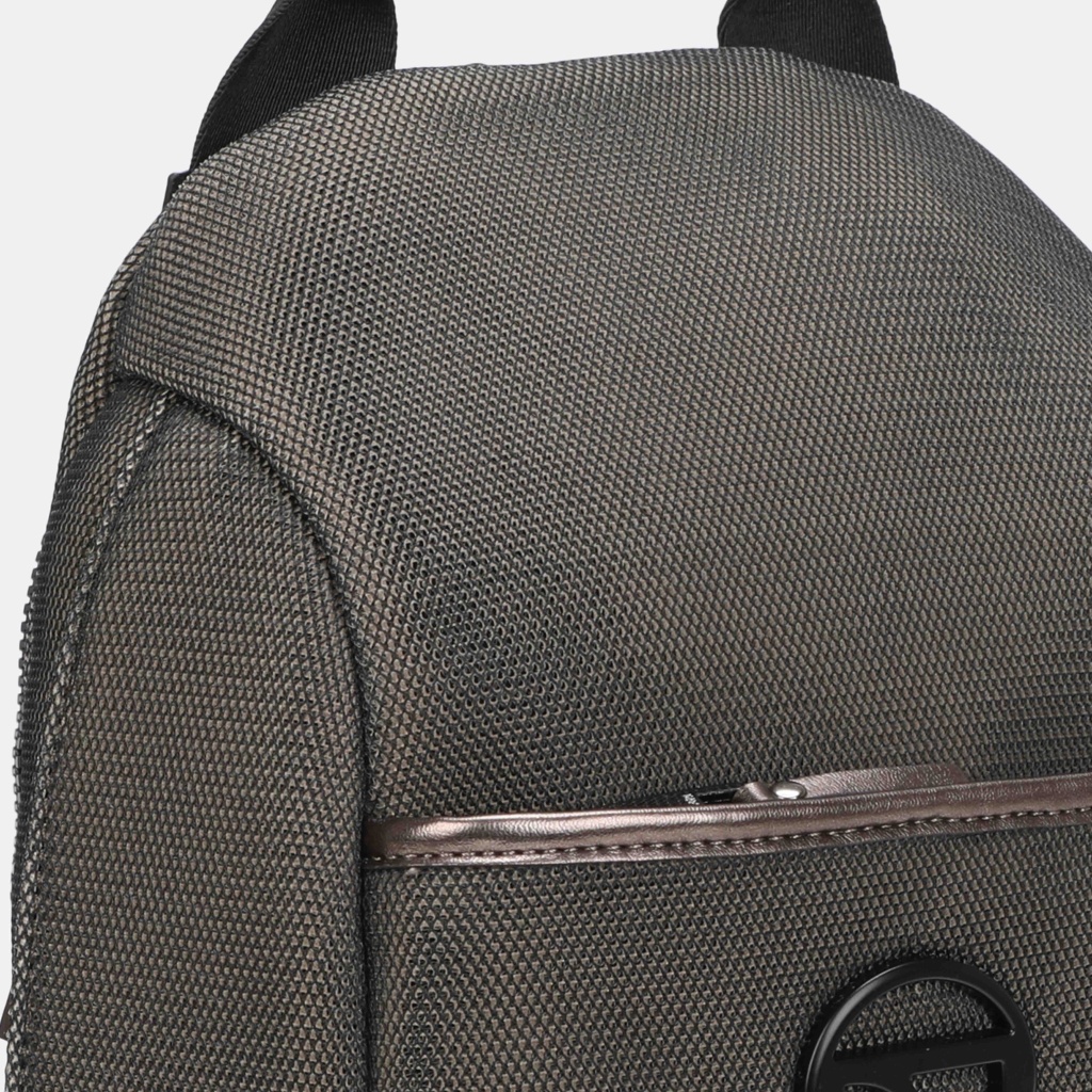 Mochila preta texturizada com fecho prateado e símbolo circular preto