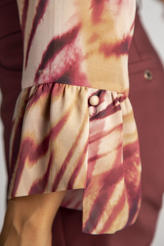 Manga de blusa tie-dye com botões revestidos e tecido franzido
