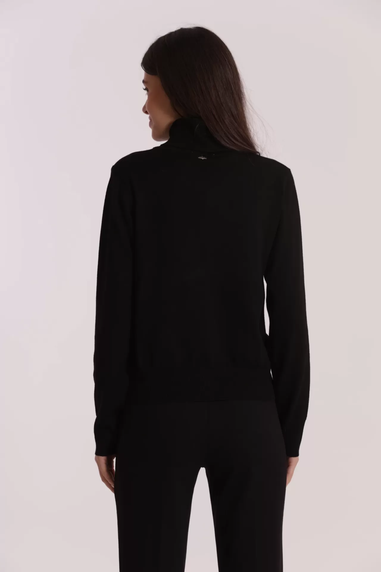 Camisola preta de gola alta vista pelas costas