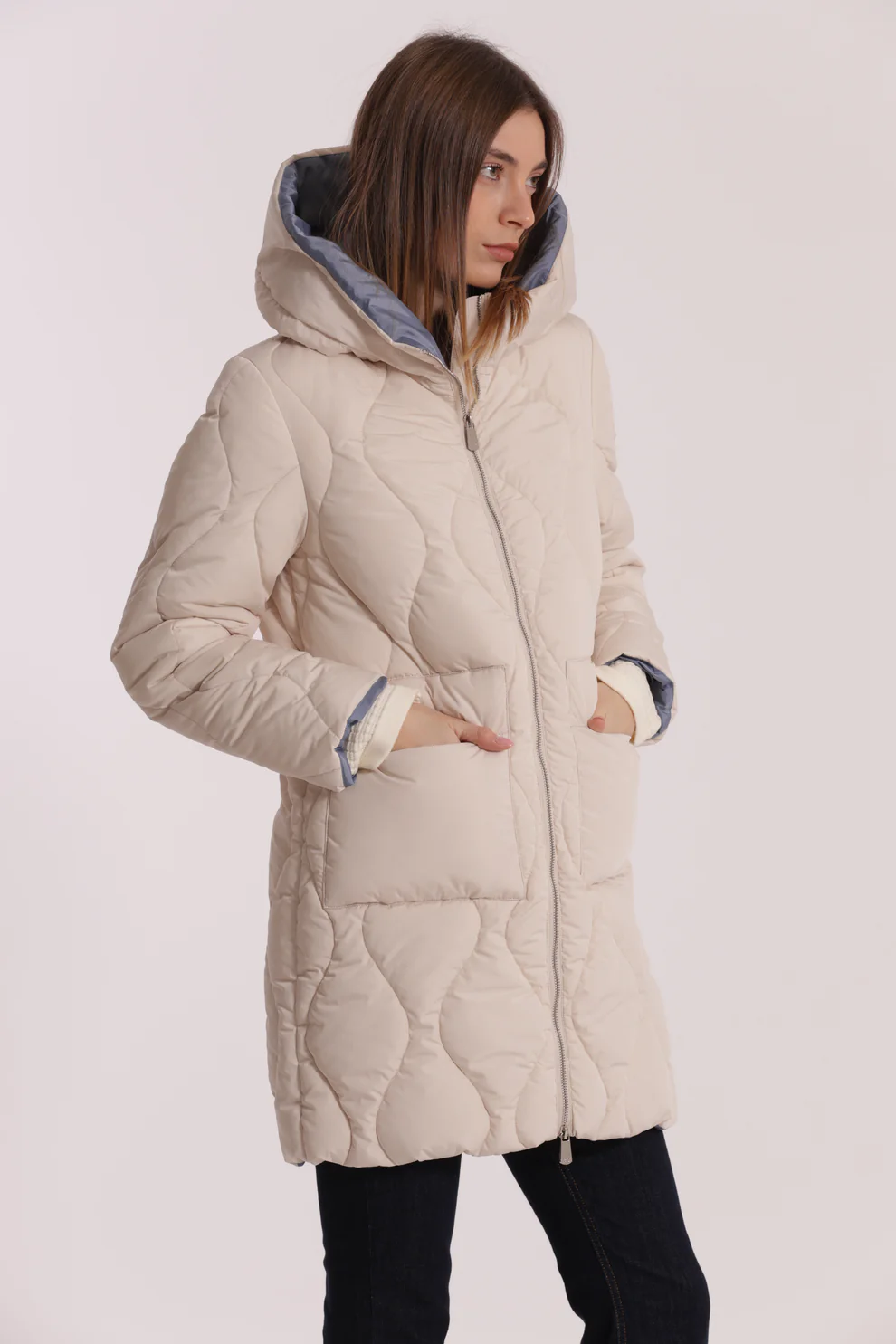 Casaco acolchoado bege claro com capuz e bolsos grandes