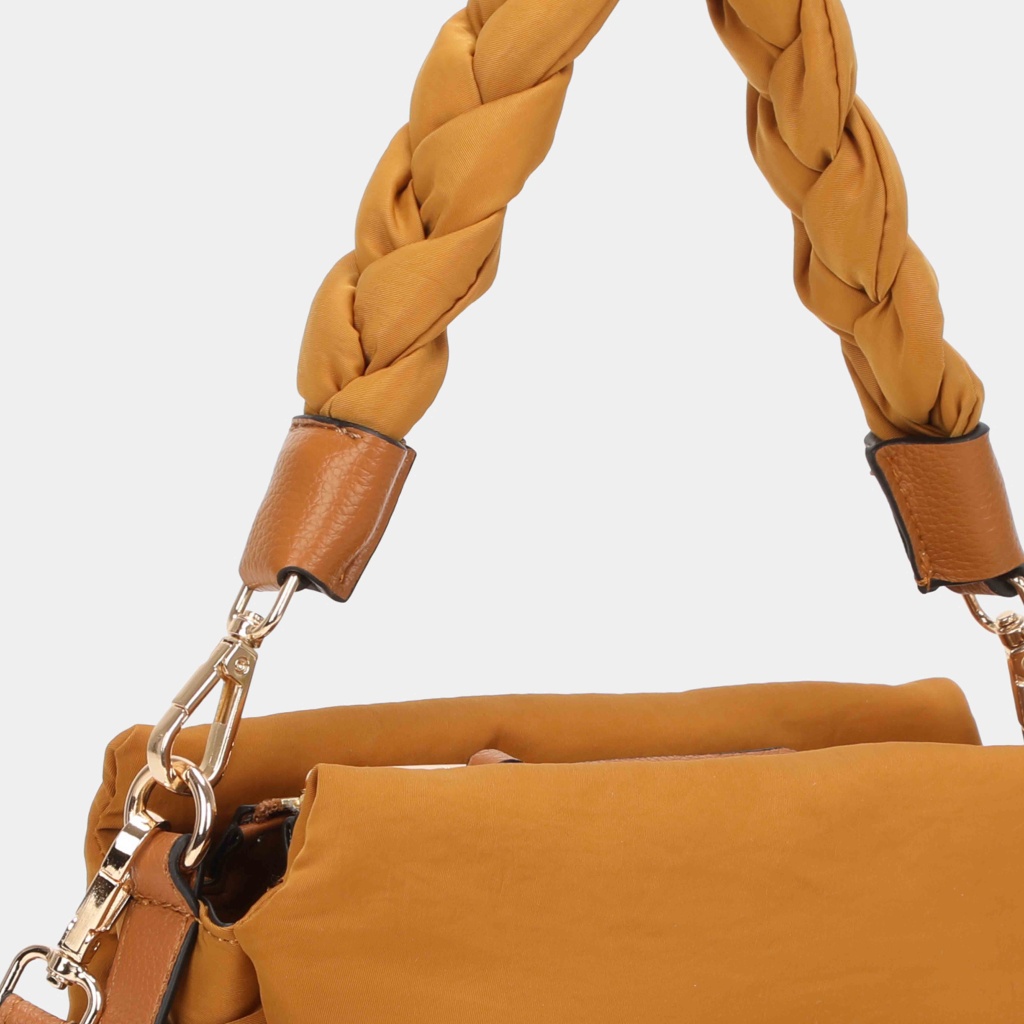 Bolsa castanho claro com alça trançada almofadada e ferragens douradas