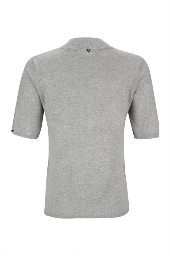 Camisola cinzenta de manga curta com gola curta em tecido malha.