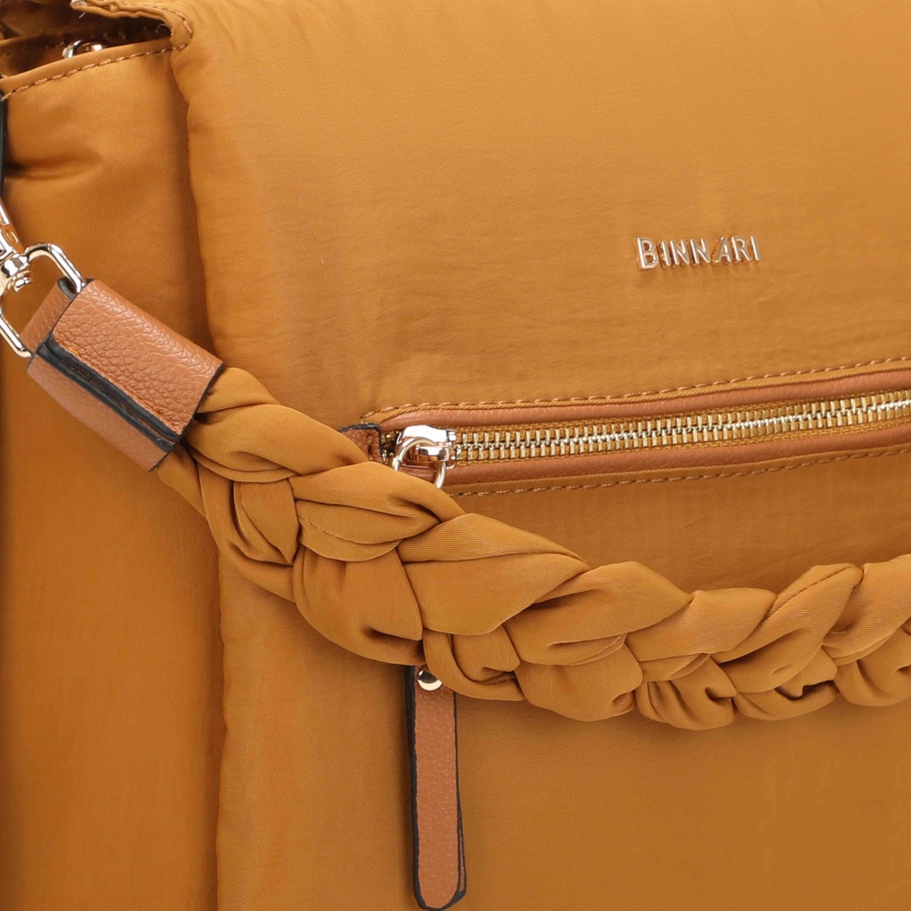 Mochila caramelo com alça trançada caramelo e pele castanha, fecho dourado e logo BINNARI