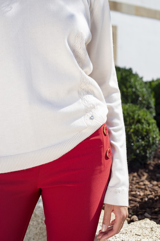 Camisola branca com renda e calças vermelhas com botões ao ar livre