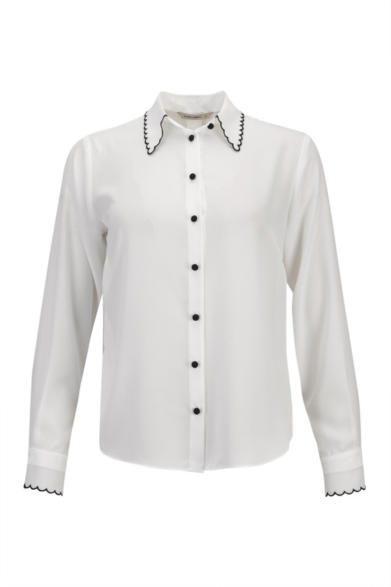 Camisa branca com botões pretos e detalhes em bordado preto na gola e punhos