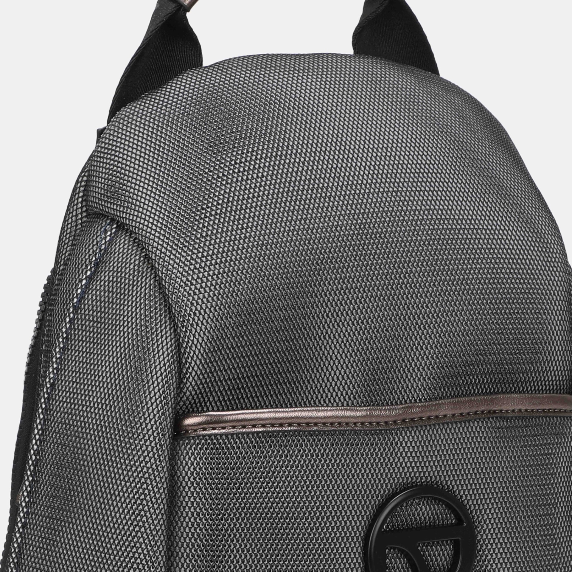 Mochila cinza escuro com textura de malha e logótipo preto