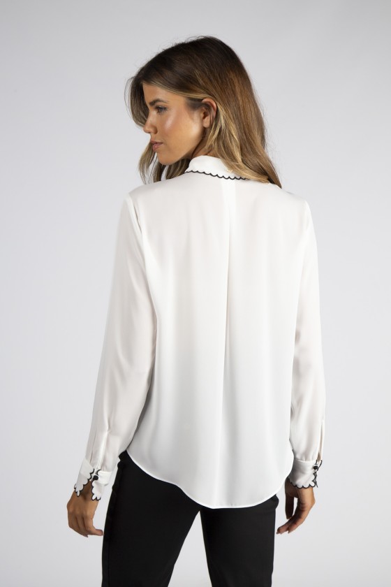 Camisa branca de manga comprida e calças pretas vista de costas