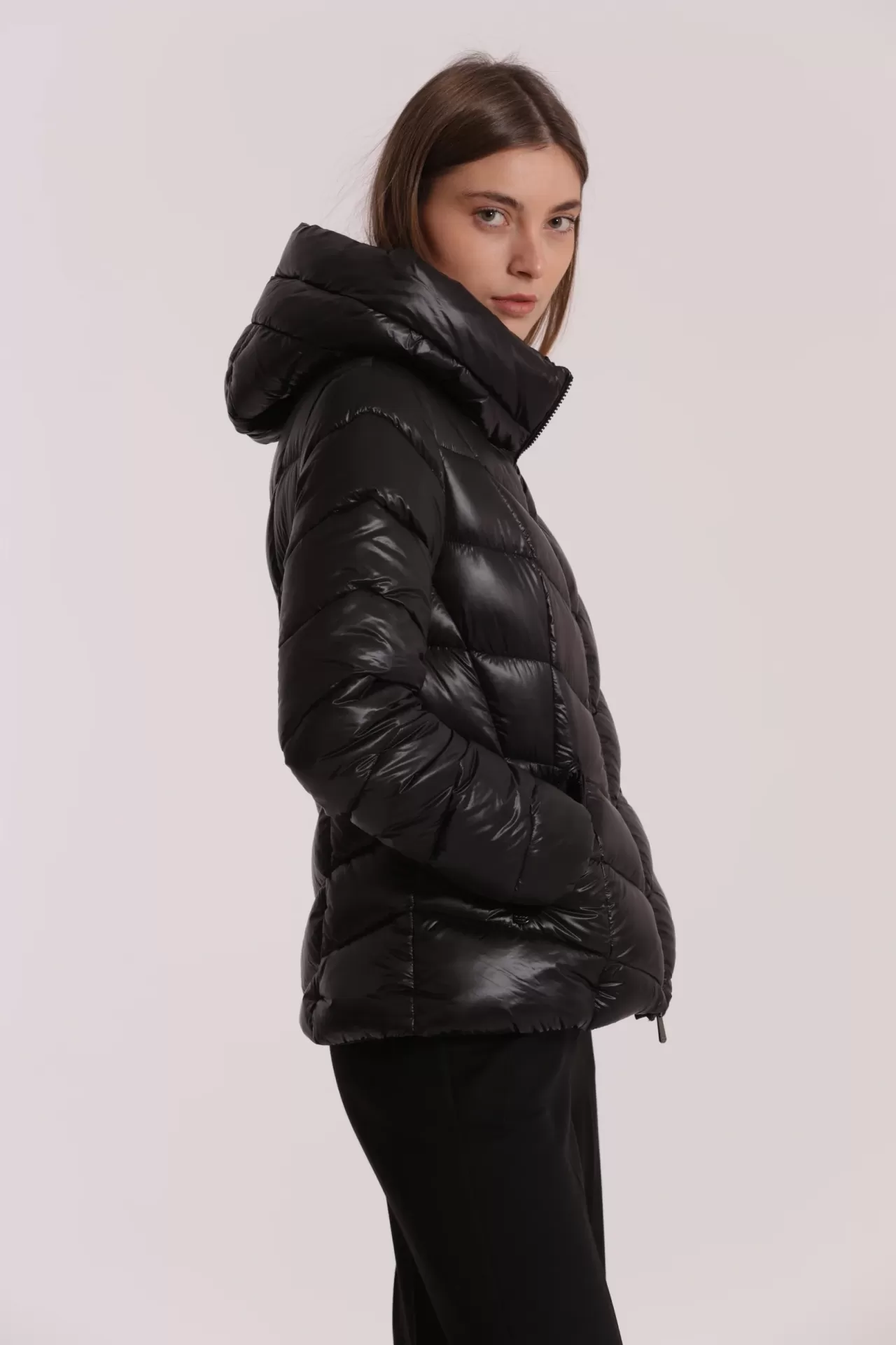 Casaco acolchoado preto feminino com capuz.