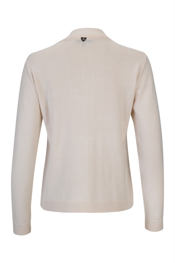 Camisola de malha creme vista de costas com detalhe em forma de coração negro