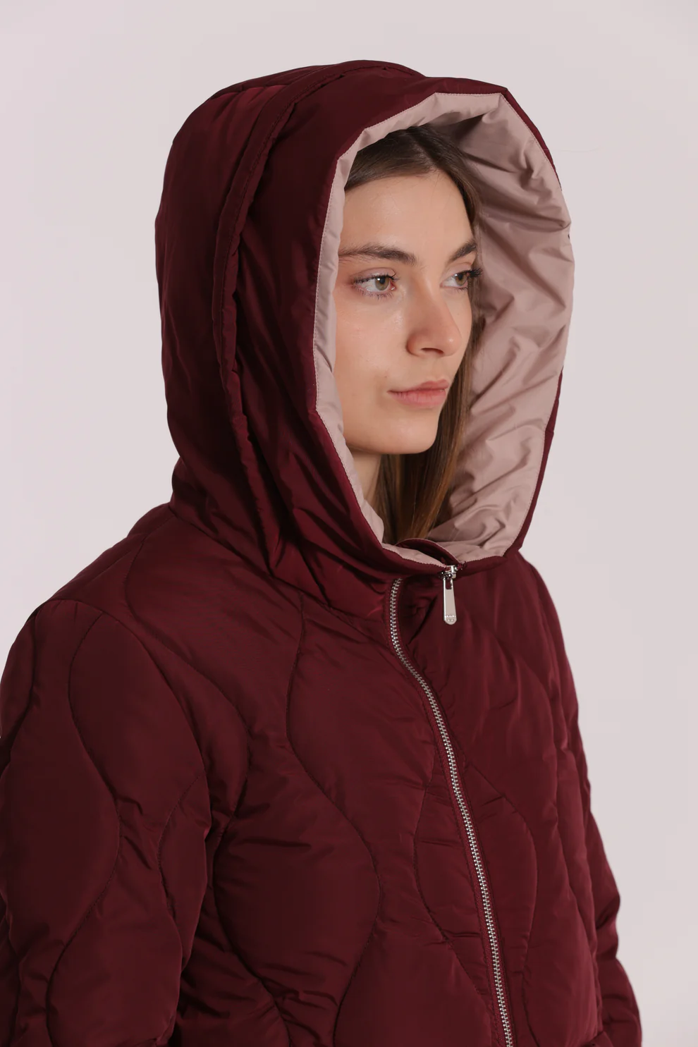 Casaco acolchoado vinho com capuz rosa claro e fecho prateado