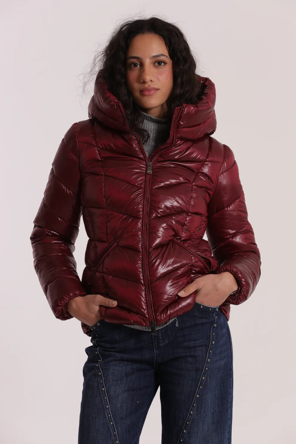 Casaco acolchoado vermelho com capuz e calças de ganga azul