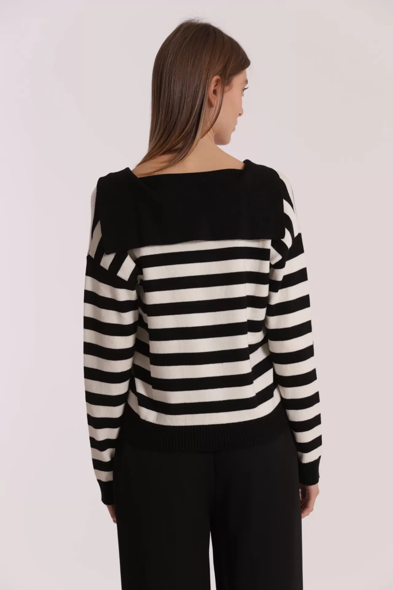 Camisola riscas pretas e brancas com gola preta larga nas costas