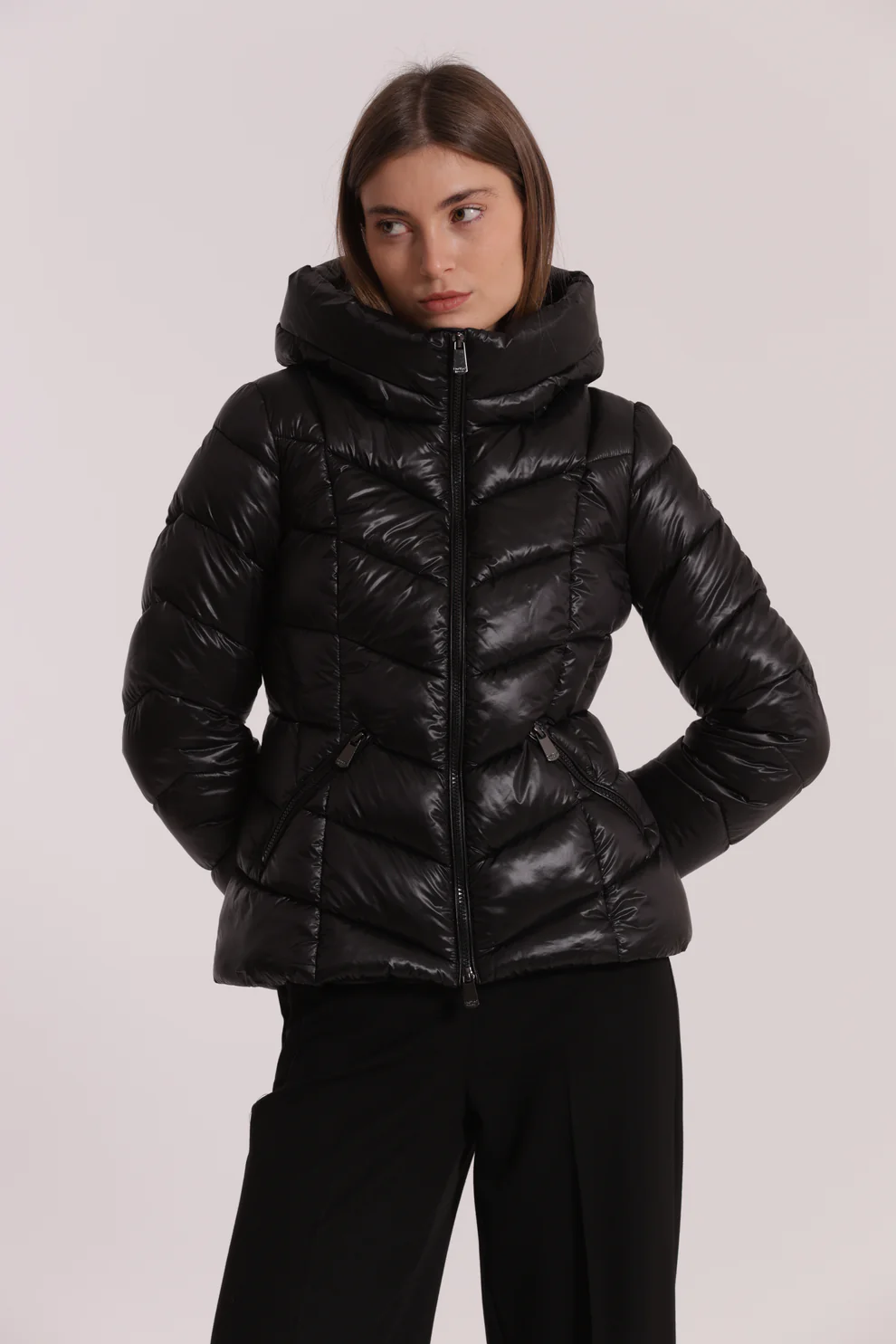 Casaco acolchoado preto com capuz em modelo feminino