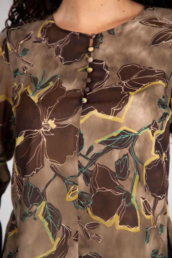 Blusa feminina floral em tons castanho e bege com botões na frente
