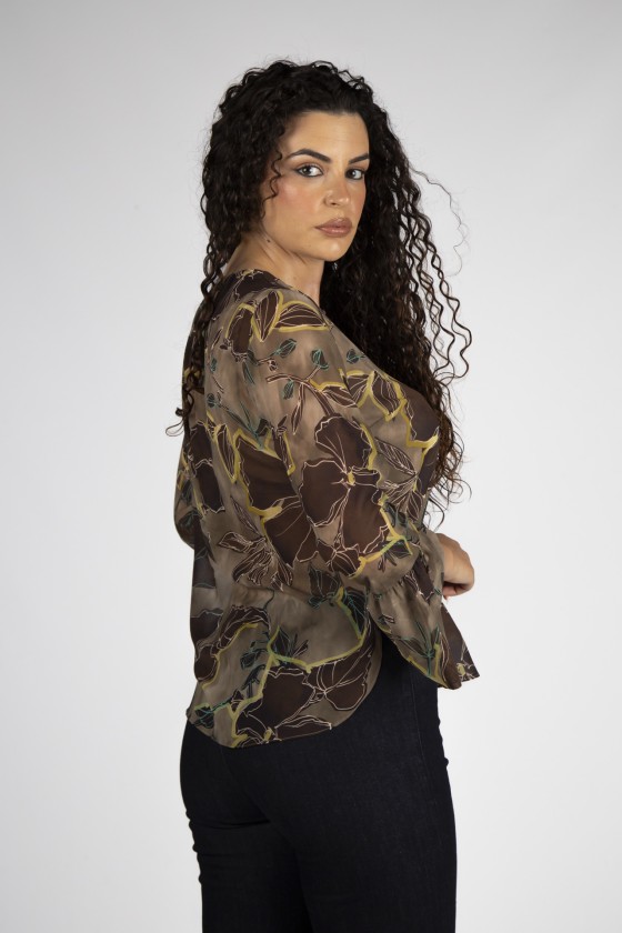 Blusa feminina floral castanha, amarela e verde com tecido transparente e mangas compridas tênues