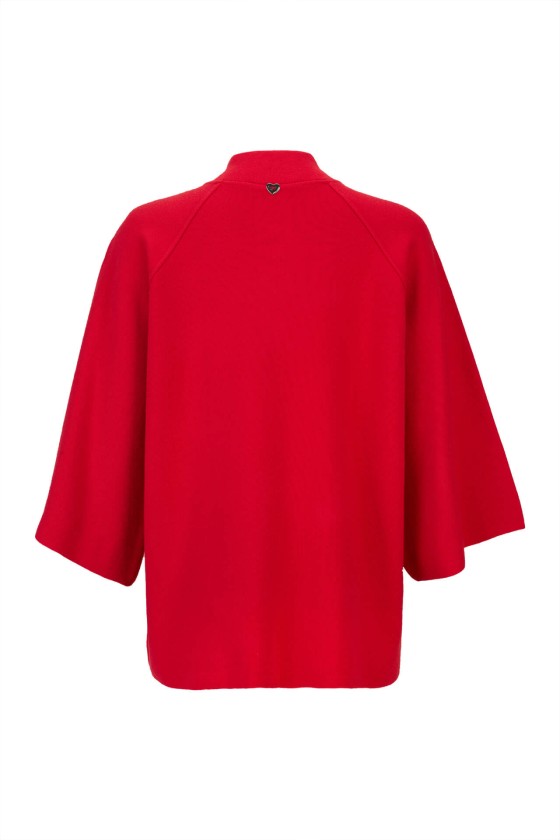 casaco vermelho de manga larga com gola alta e detalhe de coração