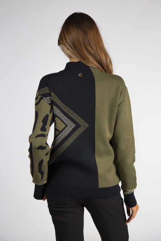 Camisola bicolor preta e verde-oliva com padrão geométrico e animal print, vista traseira