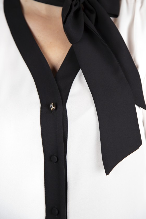 Blusa branca com detalhes pretos e laço na gola
