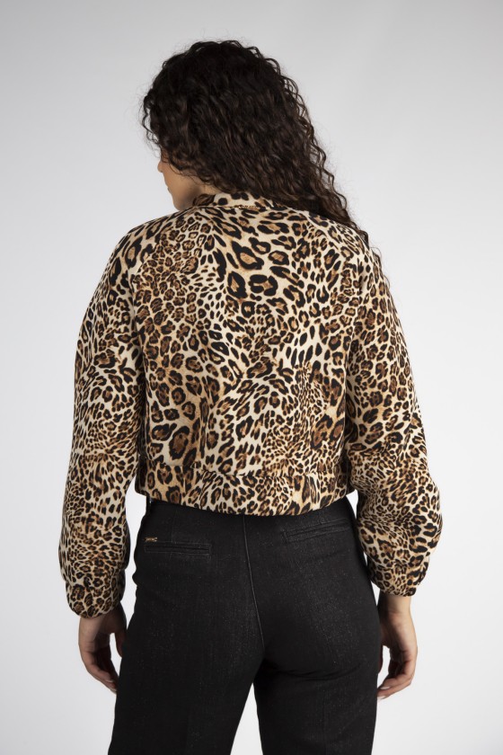 Casaco animal print castanho e preto visto de costas, mulher com calças pretas