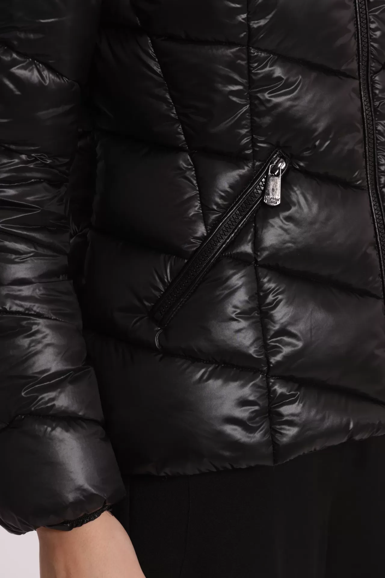 Casaco preto acolchoado com fecho diagonal e punho elástico