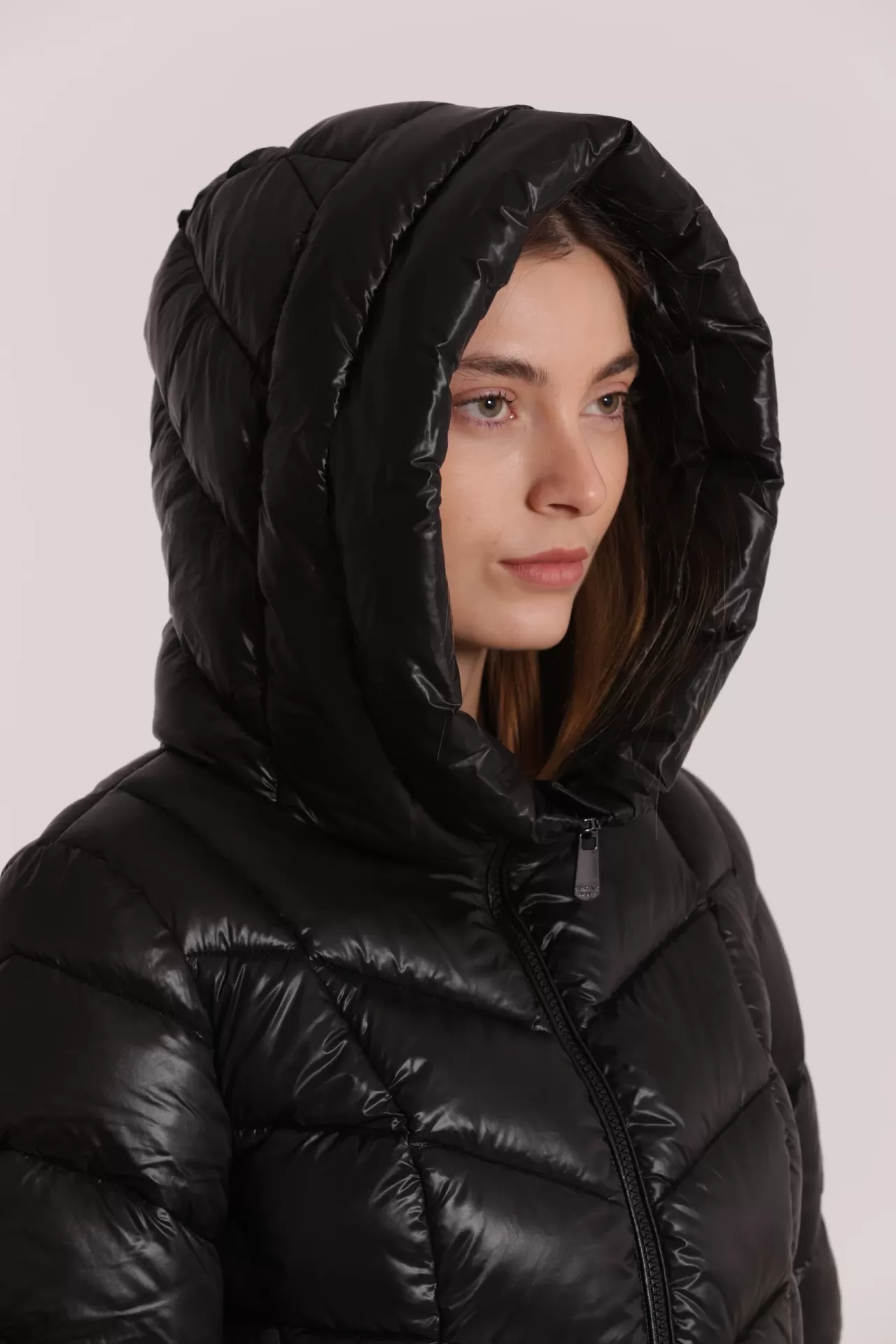 Mulheres com casacos acolchoados cinza em ambiente interior