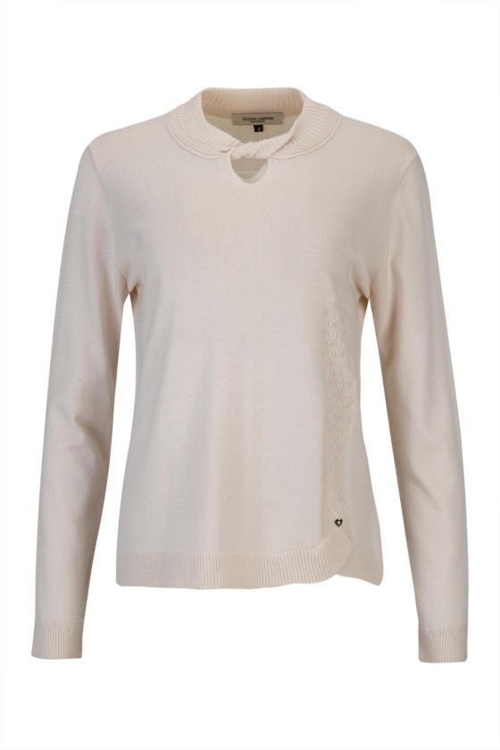 Camisola feminina bege clara de malha fina com gola arredondada e detalhe de abertura