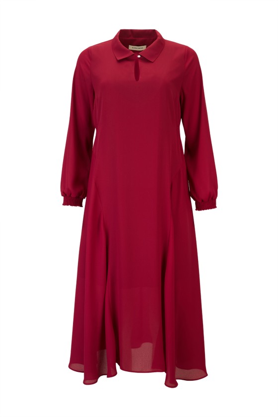 Vestido longo vermelho com gola e mangas compridas.