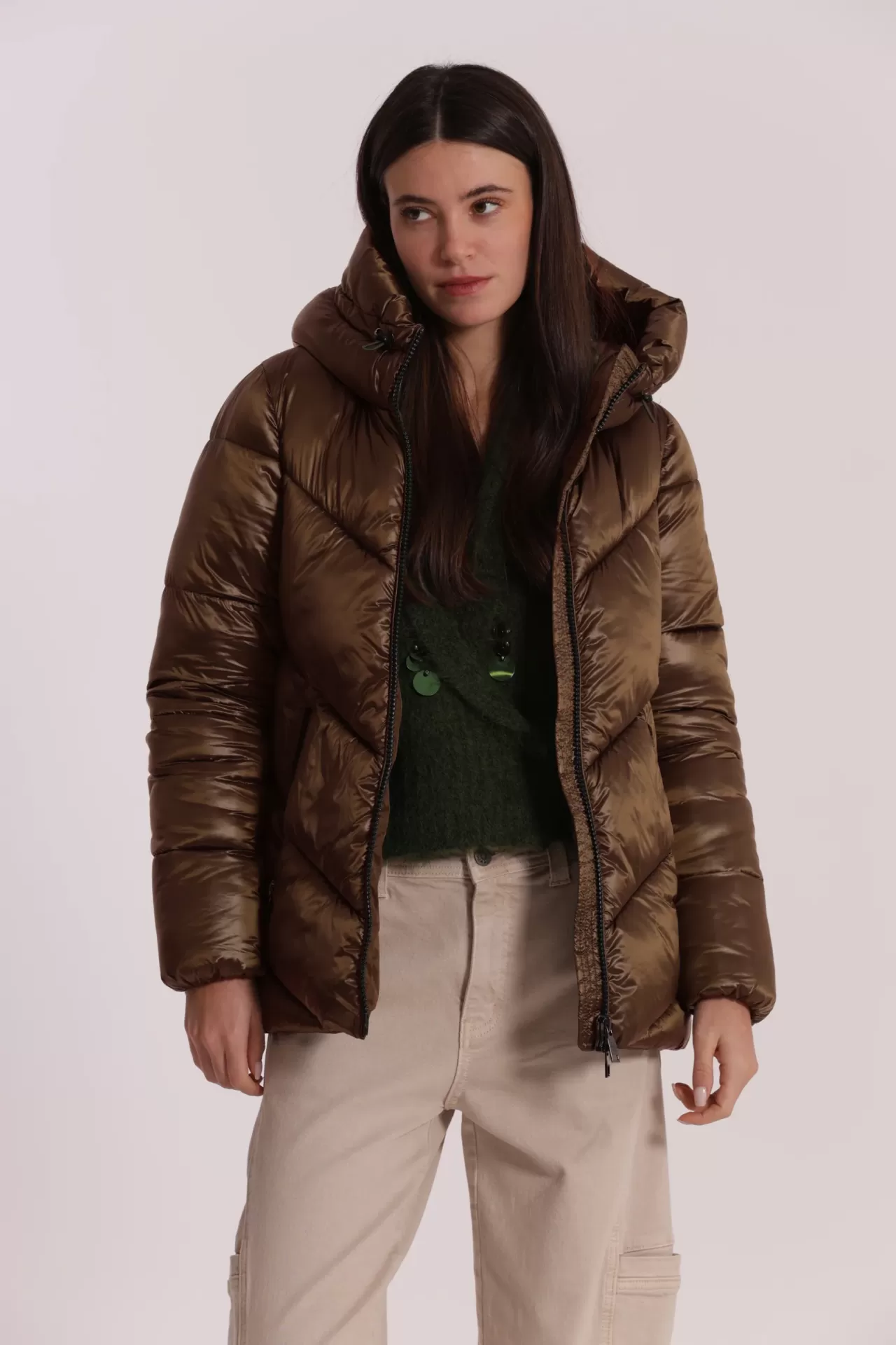 Casaco acolchoado castanho com capuz e zíper preto