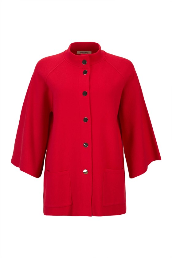 Casaco vermelho com botões e bolsos frontais