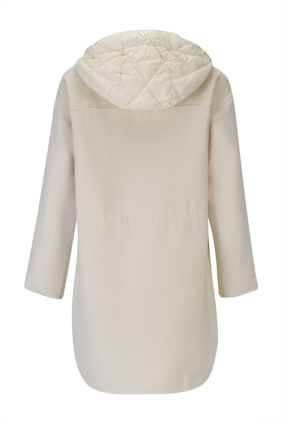 Casaco creme comprido com capuz acolchoado, visto de trás