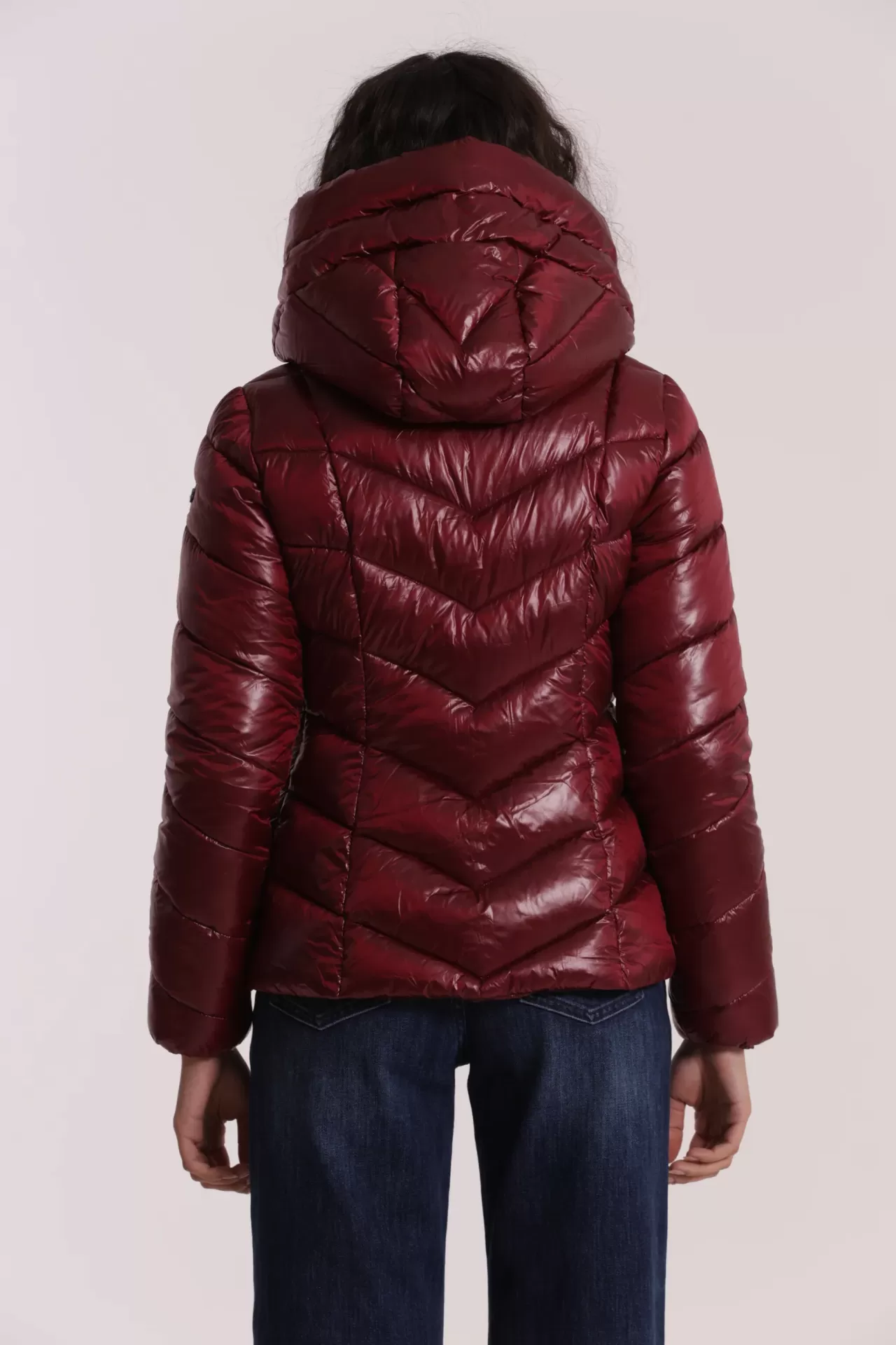 Casaco acolchoado vermelho escuro com capuz visto de costas