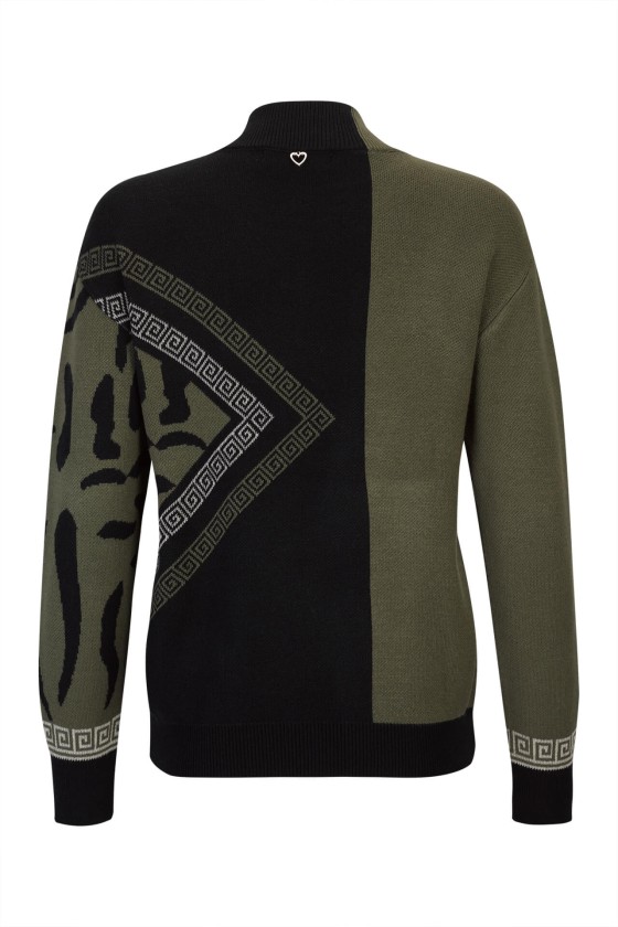 Camisola de malha preta e verde-oliva com padrão geométrico e coração na gola
