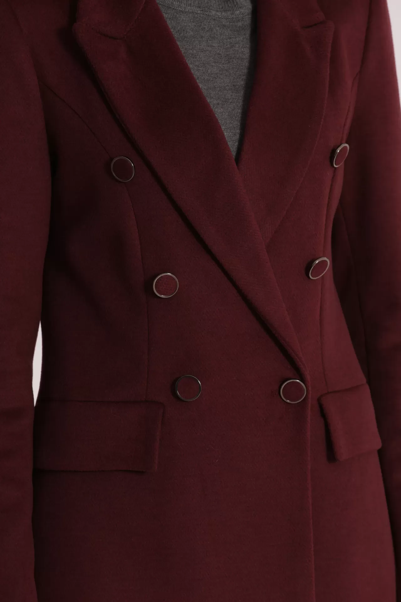 Casaco bordeaux feminino com botões metálicos e bolsos com aba